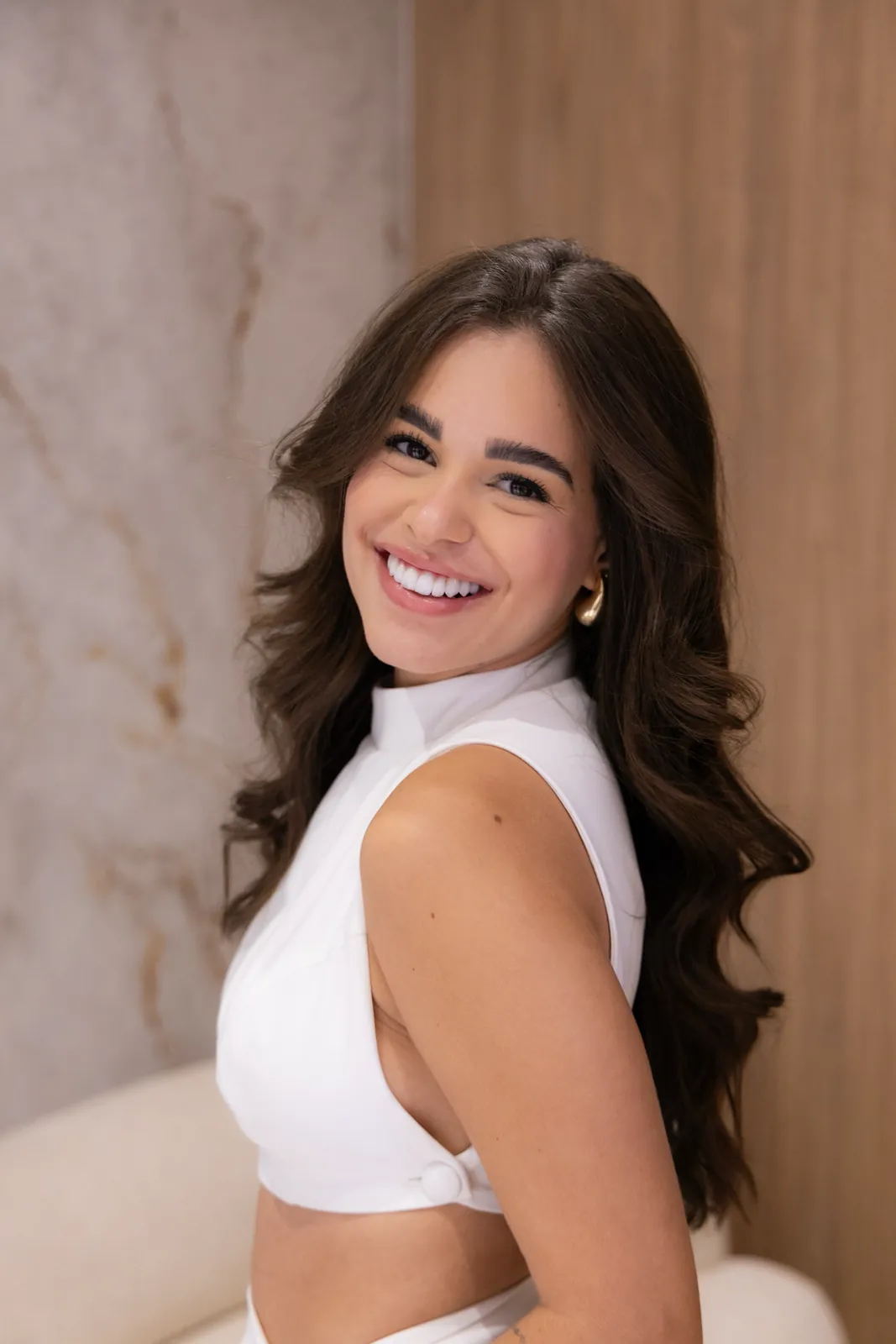 Transformação dental — lentes de porcelana